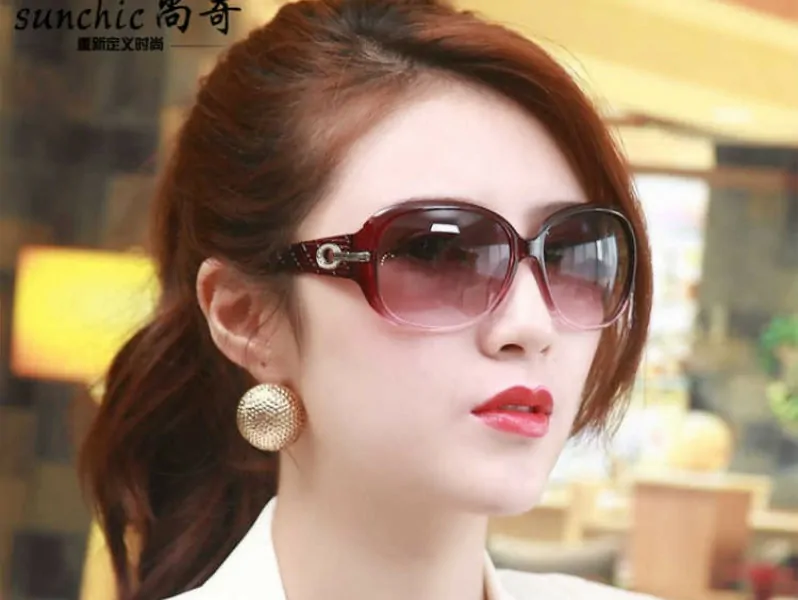 cermin mata hitam